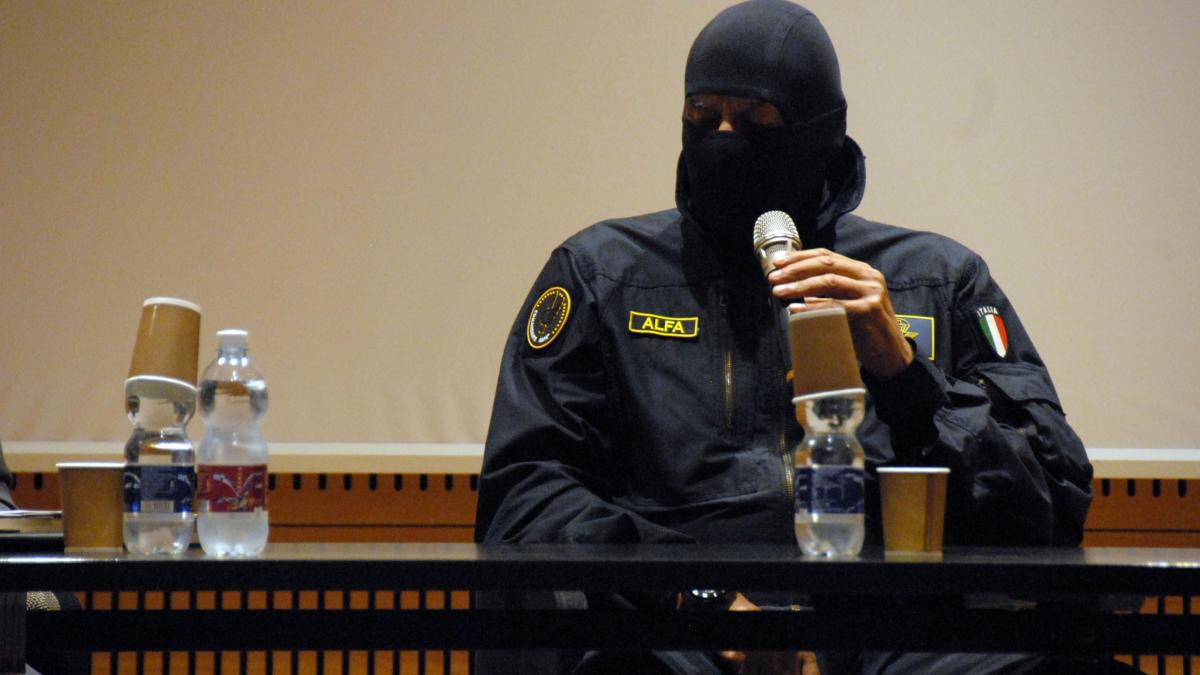 “Comandante Alfa:Siamo in guerra”. “Arma e Ministro della Difesa condannano la lettera del fondatore del GIS”.