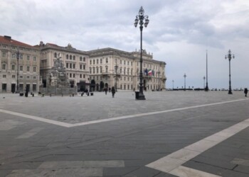 Coronavirus: a Trieste qualcuno esce, ma tavolini bar vuoti
