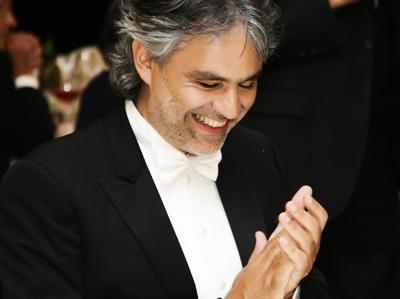 Coronavirus, Andrea Bocelli ospite stasera dai Ferragnez in diretta social