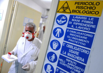 Coronavirus, disinfezione strade Napoli