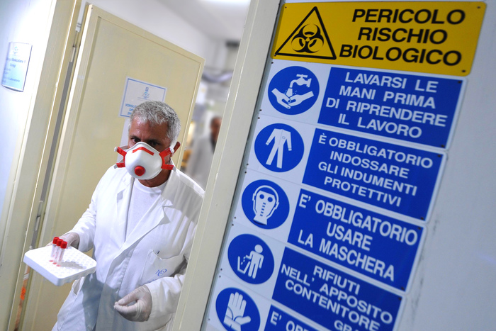 Coronavirus, disinfezione strade Napoli