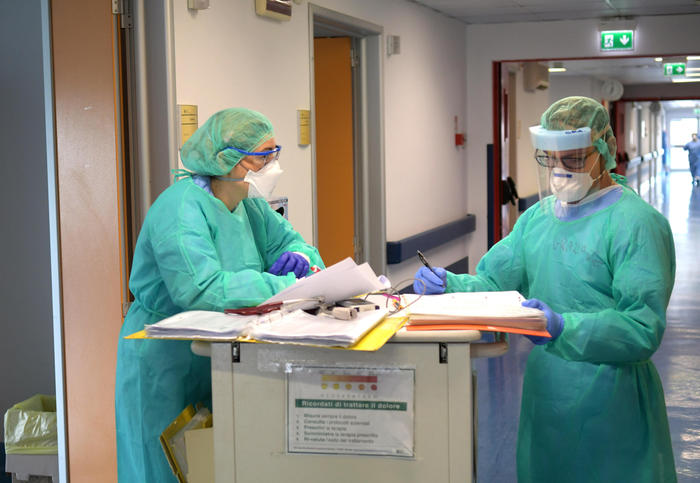 Coronavirus: meno morti e pazienti gravi