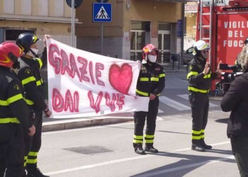 Coronavirus: omaggio dei vigli del fuoco al Policlinico