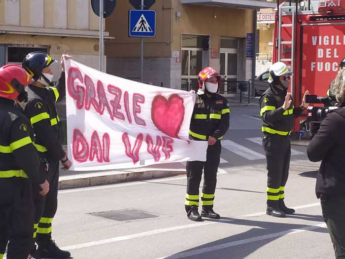 Coronavirus: omaggio dei vigli del fuoco al Policlinico