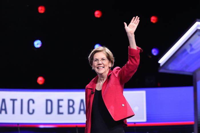 Elizabeth Warren sospende sua campagna