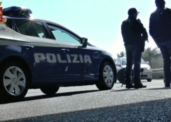 Fuori da casa e in auto, denunciato