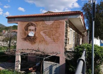 Gramsci con mascherina nel murale