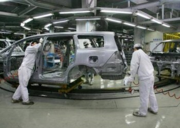 Il Covid-19 accelera, l’auto frena