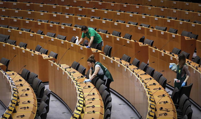 Il parlamento Ue accorcia la plenaria