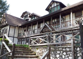 In fiamme Albergo delle fate,rogo domato