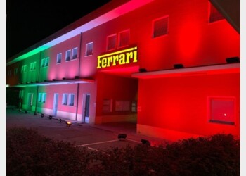 La Ferrari illumina con il tricolore la sua sede
