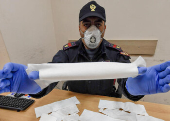 Mascherine rubate in ospedale, rivendute