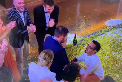 MasterChef, Lorenzon vince e chiede al compagno di sposarlo 