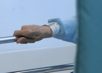 Morti e positivi in Rsa, cade la Giunta