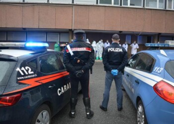 Omaggio forze ordine a sanitari ospedale