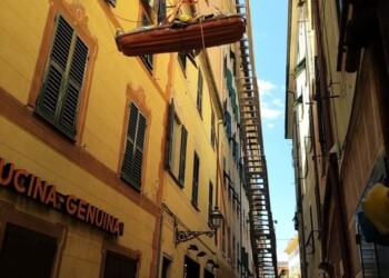 Pesa 200 kg, esce da casa con pompieri