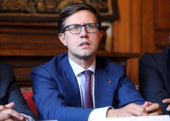 Sindaci, fermare attività non essenziali