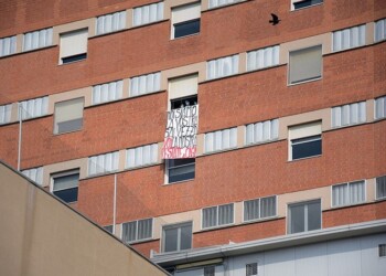 Striscione ospedale Siena,’restate casa’