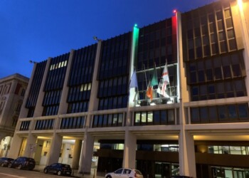 Tricolore illumina palazzo Consiglio