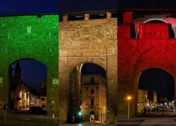Tricolore proiettato porte mura Firenze