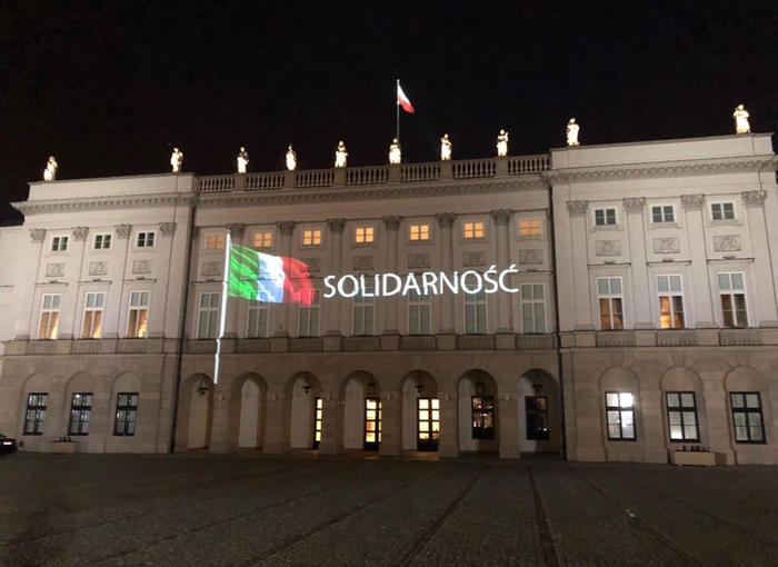Tricolore su palazzo presidente Polonia