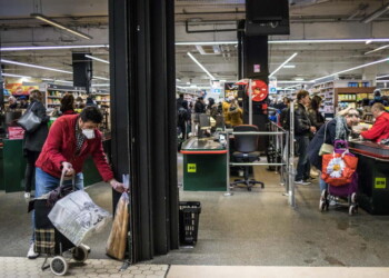 Urla ‘sono positivo’ in market, arrestato