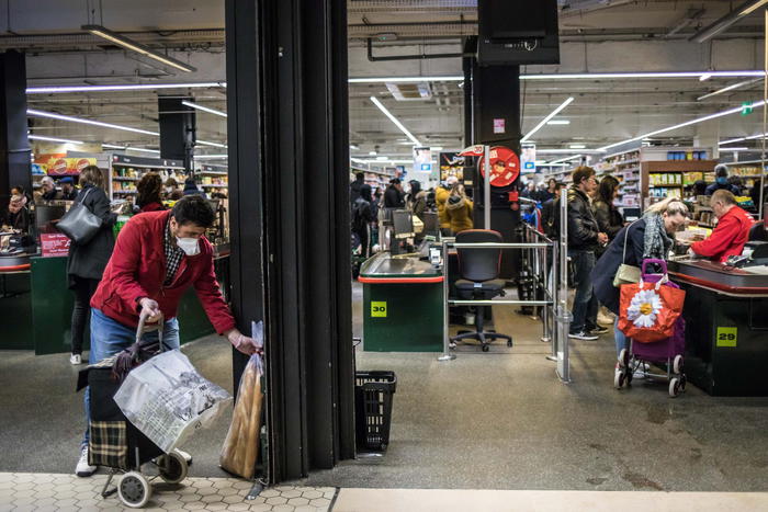 Urla ‘sono positivo’ in market, arrestato