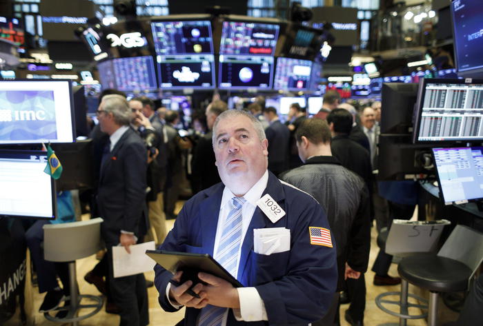 Wall Street crolla, stop agli scambi