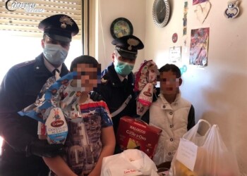 SIRACUSA. NON MANGIAVANO DA GIORNI. I CARABINIERI PORTANO LA SPESA A  UNA FAMIGLIA IN DIFFICOLTA’.