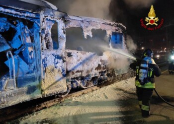A fuoco carrozza in scalo ferroviario, denunciato clochard