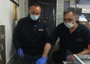 Anziano piange, agenti gli donano spesa
