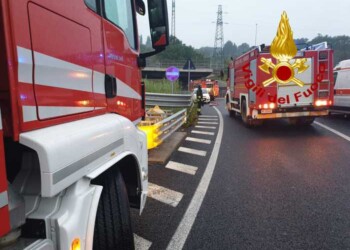 Auto si schianta e brucia, un morto