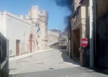 Autocarro in fiamme, paura ma no feriti