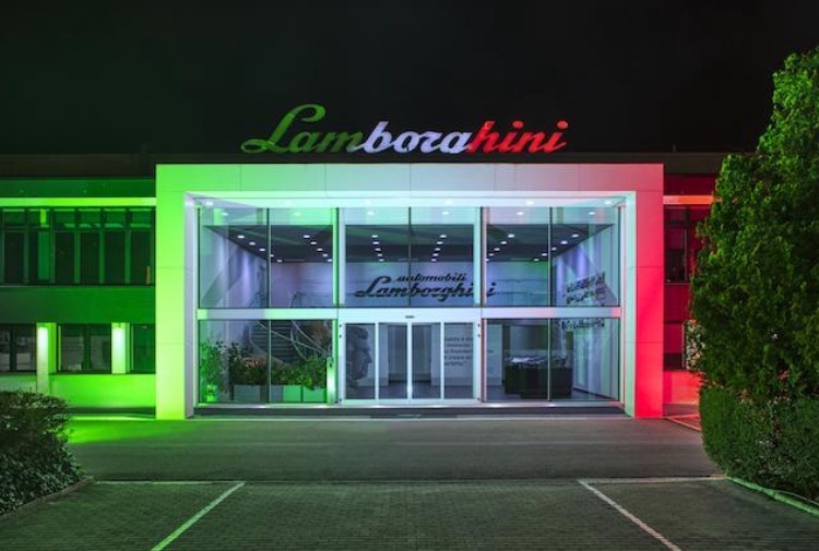 Automobili Lamborghini: mascherine e visiere mediche