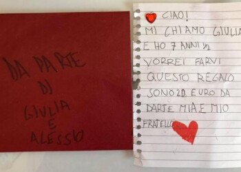 Bambina dona risparmi a volontari