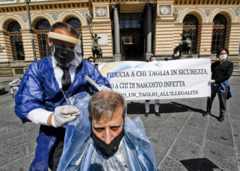 Barbieri tagliano capelli in piazza