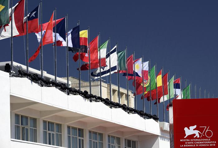 Biennale rinvia Teatro e Danza, conferma Mostra Cinema