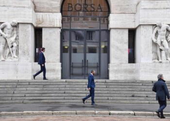Borsa: Milano apre in rialzo, +0,28%