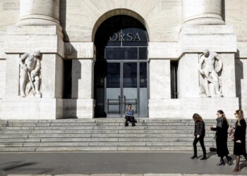 Borsa: Milano avanza ancora (+3%)