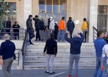 Calci su porta Comune per ‘buoni spesa’
