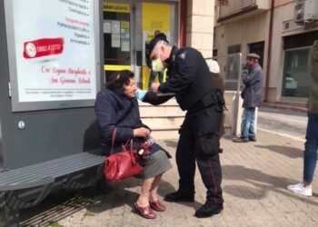 Carabiniere dona mascherina ad anziana