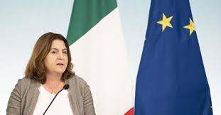 Catalfo: «Estendiamo lo stop ai licenziamenti, nessuno perderà il lavoro»