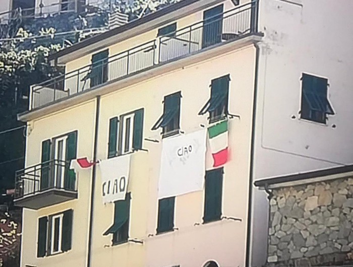 ‘Ciao’ dai balconi per turisti lontani