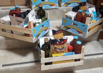 Coronavirus: ‘Andrà tutto bene’, il messaggio nelle cassette ortofrutta in legno 