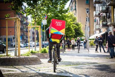 Coronavirus: food delivery essenziale per 90% italiani, boom gelato, +133% 