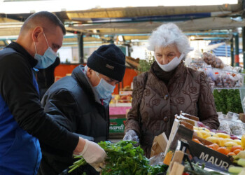 Per gli esperti bisogna eliminare qualsiasi forma di distanziamento sociale e di protezione per poterlo diffondere più possibile