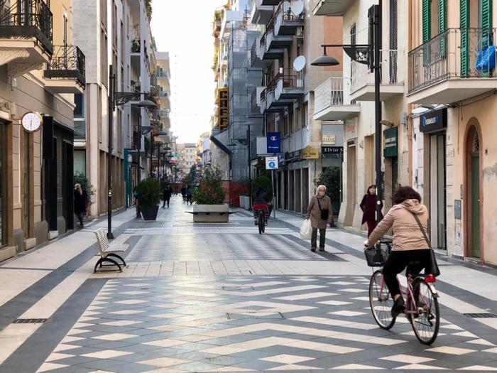 Coronavirus, torna voglia uscire, tanti in giro a Pescara