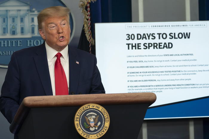 Coronavirus: Trump, ora usate sciarpa