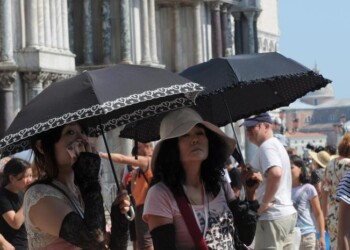Covid: Emiliano, penso a tamponi per turisti in Puglia