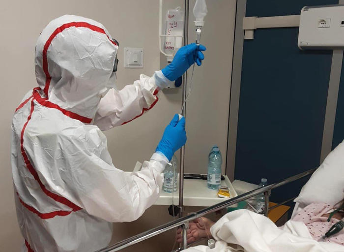 Covid, in calo nuovi casi e decessi